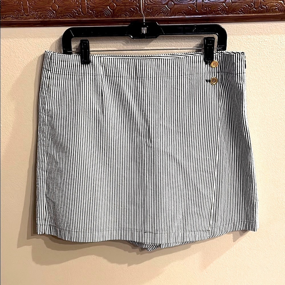 Jones New York women’s Black and White Striped skorts textured cotton size 10
